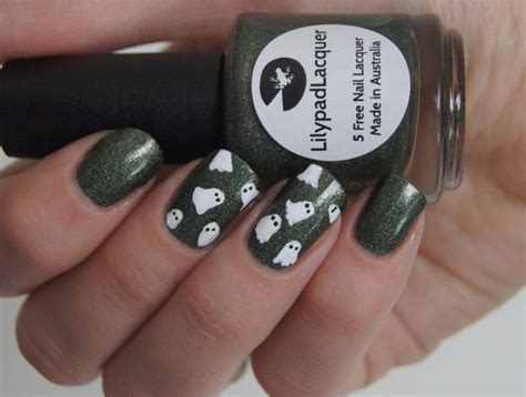 Vernie Pour Halloween Avec Les Couleure Vert Kaki Et Noir Glitter and Nails: Kleancolor Metallic Black + Green